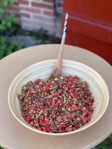 Quinoa-Tomaten-Salat in Schüssel